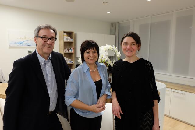 Helmut Gebetsberger, Bettina Rathgeb und Renate Hader – am Bild bei der Eröffnung der neuen Praxis im Dezember 2017.