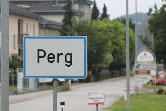 Bundesheer-Übungsflüge über den Dächern der Stadt Perg waren Thema im Gemeinderat (Symbolfoto).