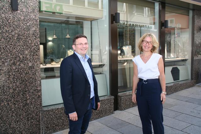 Bezirksvorsteher Wilfried Zankl (SPÖ) bei der Eröffnung des neuen Juweliers Bouz mit Chefin Claudia Eichmair.