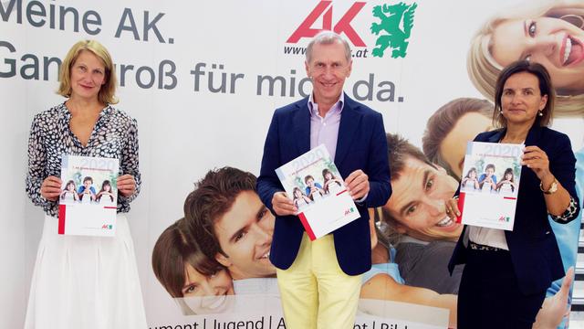 AK-Präsident Josef Pesserl, AK-Frauenreferatsleiterin Bernadette Pöcheim (r.) und Cordula Schlamadinger, Leiterin der Kinderdrehscheibe, präsentierten den neuen AK-Kinderbetreuungsatlas.