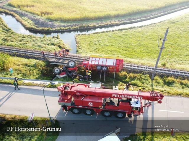 Ein Traktor kam von der Straße ab und kam neben den Gleisen zum Liegen.
