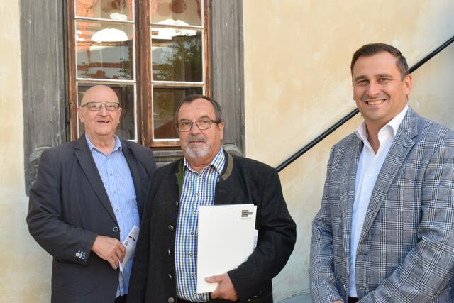 Gerhard Floßmann (Lehrgangsleiter), Friedrich Pexa (Absolvent), Harald Froschauer, (Geschäftsführer Museumsmanagement NÖ)