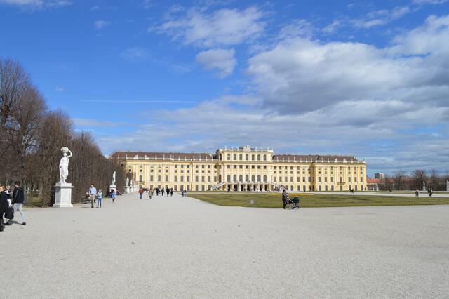 Während eines möglichen Lockdowns soll der Schlosspark für die Meidlinger geöffnet bleiben, fordern Bezirkspolitiker. | Foto: Ernst Georg Berger