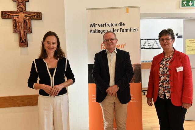Bundesrätin Doris Berger-Grabner (li) und die Bildungsexpertin des Katholischen Familienverbandes, Astrid Ebenberger, gratulieren Markus Mucha zur Wahl.