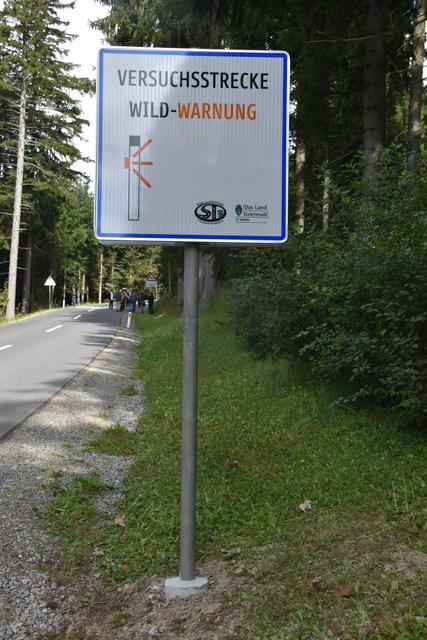Mit Hinweisschildern wird auf die neue Wildwarn-Teststrecke hingewiesen.