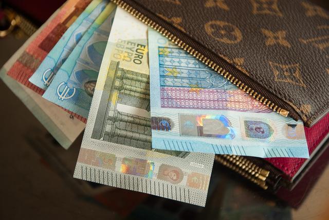 Die Täterin hat offenbar Bargeld aus den Trinkgeldkassen entwendet.