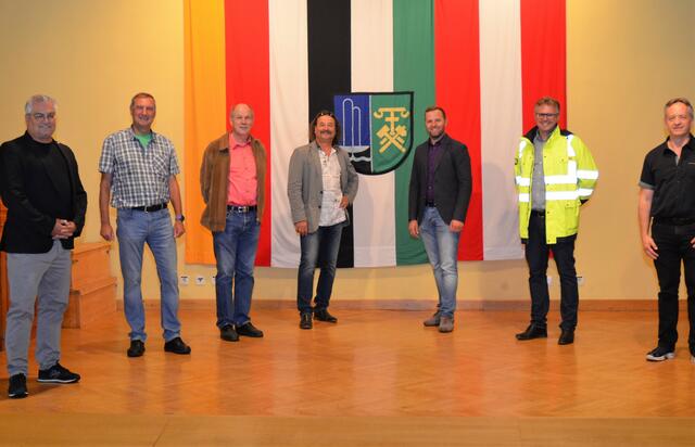 Bürgermeister Christian Hecher (Dritter von rechts) mit den Partner, die federführend beim Projekt für den Ausbau der Wasserversorgung und des Breitband-Internets sind. | Foto: Marktgemeinde Bad Bleiberg