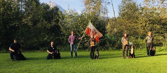 Von links nach rechts:
Florian Haas mit Lena
Matthias Gollner mit Blacky
LAbg. Alexander Gamper mit Fahne
Alina Blöchlinger mit Paul (Landesmeisterin Trümmer A)
Simone Leitner mit Shorty (Vizelandesmeisterin Fläche B)
Ulrike Stanger mit Linda
