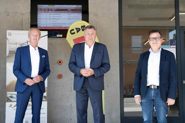 Bürgermeister Herbert Brunsteiner, Infrastrukturlandesrat Günther Steinkellner und Mobilitätsstadtrat Stefan Maier bei der Eröffnung des neuen Busterminals (v.l.).  | Foto: Land OÖ/ Denise Stinglmayr
