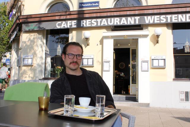 Kabarettist Mathias Novovesky vor einem seiner Lieblingscafés, dem Westend: "Das hat auch am Wochenende offen, wichtig für mich zum Schreiben!"