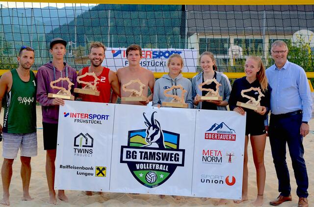 Mit den Gesamtsieger der Lungau Beach Trophy, die sich die begehrten Holzpokale der Tischlerei Grabner-Moser sichern konnten, v.li.: Roland Bogensperger (Obmann Gones Kollektiv), Tobias Slowak (3. Herren), Alexander Planitzer (2. Herren), Samuel Gappmayer (1. Herren), Hannah Frischauf (2. Damen), Babara Esterbauer (1. Damen), Antonia Rauter (2. Damen), Tamswegs Bürgermeister Georg Gappmayer.
