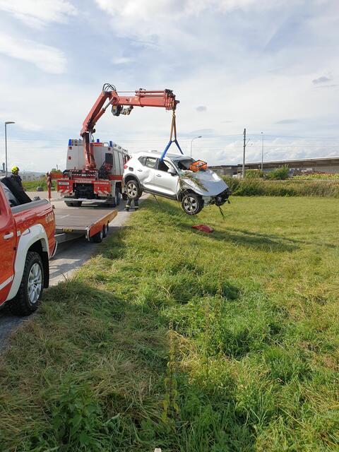 Beim Verkehrsunfall kamen zwei Personen ums Leben. Die Feuerwehren Eisenstadt und Kleinhöflein bargen das Unfallfahrzeug.