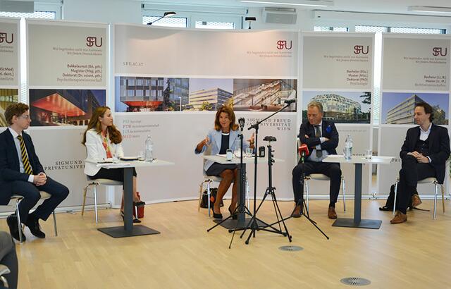 Verfassungsrechtler am Podium: In der Mitte Brigitte Bierlein, Coautor und Verfassungsrechtler Konrad Lachmayer (links), Coautor und Rechtssoziologe Robert Rothmann (ganz rechts), Sabine Matejka (Präsidentin der Vereinigung der österreichischen Richterinnen und Richter) und Rupert Wolff (Präsident des österreichischen Rechtsanwaltskammertages) | Foto: JUS