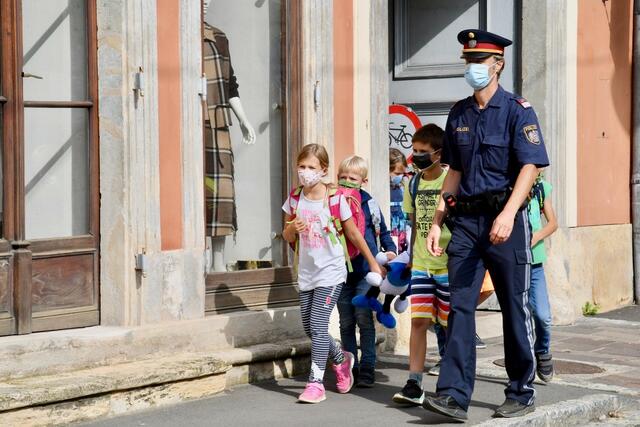 Gemeinsam mit Polizeibeamten übte man den Schulweg.