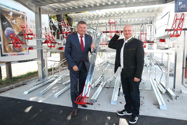 Landesrat Günther Steinkellner und Vizebürgermeister Markus Hein inspizieren die neue Bike-and-Ride-Anlage am Mühlkreisbahnhof. | Foto:  Land OÖ/Daniel Kauder