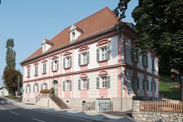 Das Rathaus in Wies ist im Vorjahr von Grund auf saniert worden und mit einem Lift auch barrierefrei. Dabei fließt das Ziegeldach optisch in die Fassade mit ein - eine tragende Einheit vom Boden bis zum Dach.