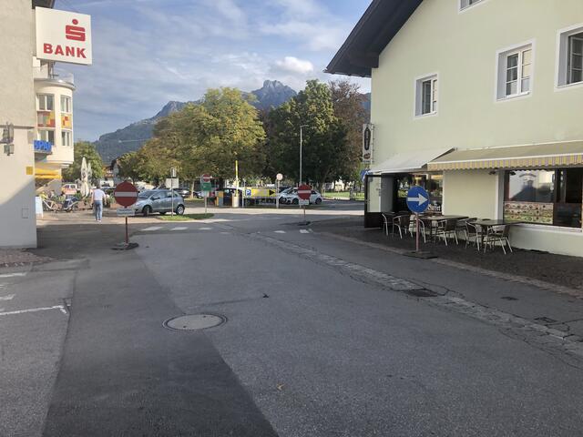 Vom Untergsteig kommend darf man vorübergehend nicht nach links abbiegen. Alle Verkehrsteilnehmer müssen in Richtung Hotel Hirschen abbiegen. | Foto: Reichel