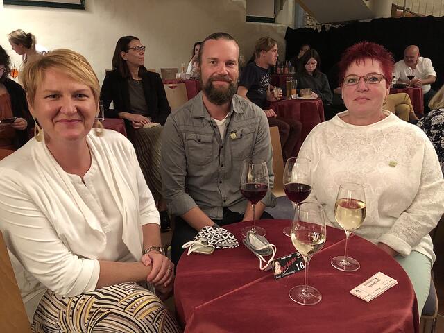 Kürzlich besuchten die Grünen auch die Vorstellung des Septembertheaters in Kottingbrunn:
Rechts Grünen-Obfrau von Kottingbrunn Gabriele Luksch, in der Mitte der Listenzweite Stephan Schneider und links Bezirksobfrau der Grünen LAbg. Helga Krismer