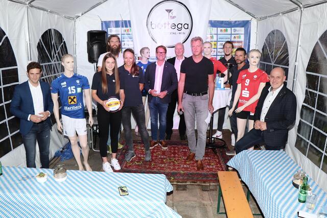 Verantwortliche und Spieler des TSV Hartberg Volleyball im Kreis der Ehrengäste und der Sponsoren.