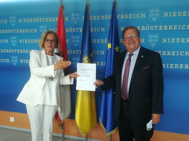 Dr. Peter Schmotz wurde in feierlichem Rahmen von Landeshauptfrau Johanna Mikl-Leitner zum Obermedizinalrat ernannt.