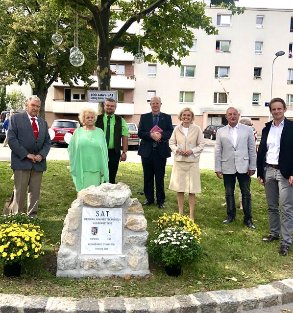 Markus Wölbitsch, Christian Gerzabek, Silke Kobald, Bernhard Weis, Helmut Löschl, Karin Koroschitz und Günther Titz (v.r.) bei der Eröffnung des Gedenksteins an 100 Jahre SAT.