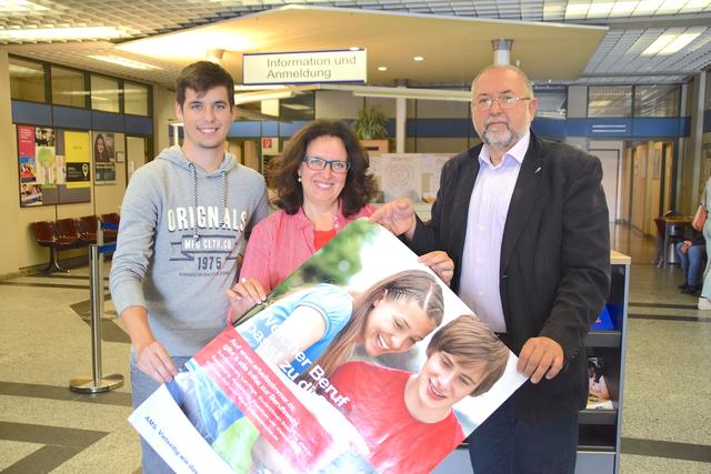 AMS-Leiter Manfred Nowak (re.) mit den beiden Jugendberatern Christoph Hofbauer und Sabine Gruber.