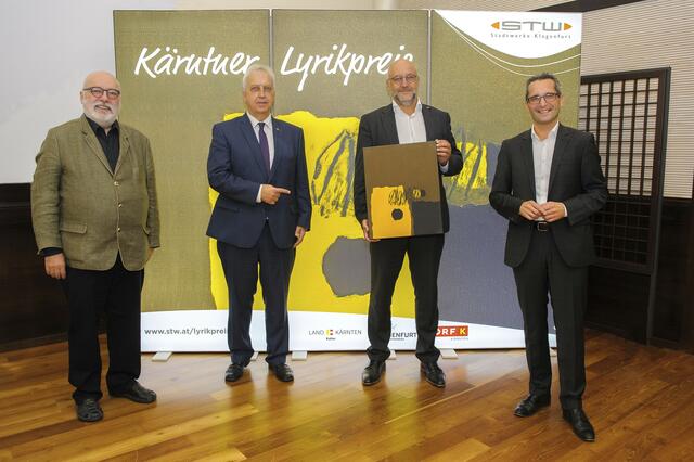 Präsentierten den „13. Kärntner Lyrikpreis der Stadtwerke Klagenfurt“ (v. l): Juryvorsitzender Dr. Günter Schmidauer, STW-Unternehmenssprecher und „Lyrikpreis-Erfinder“Harald Raffer, STW-Vorstand Erwin Smole mit dem Kunstwerk des slowenischen Dichters Gustav Janus als „Markenzeichen“ des Kulturevents und der Klagenfurter Schulreferent Stadtra. Franz Petritz