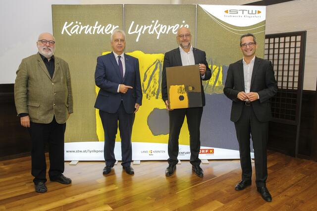 Präsentierten den „13. Kärntner Lyrikpreis der Stadtwerke Klagenfurt“ (v. l): Juryvorsitzender Dr. Günter Schmidauer, STW-Unternehmenssprecher und „Lyrikpreis-Erfinder“Harald Raffer, STW-Vorstand Erwin Smole mit dem Kunstwerk des slowenischen Dichters Gustav Janus als „Markenzeichen“ des Kulturevents und der Klagenfurter Schulreferent Stadtra. Franz Petritz | Foto: Stadtwerke/Hude