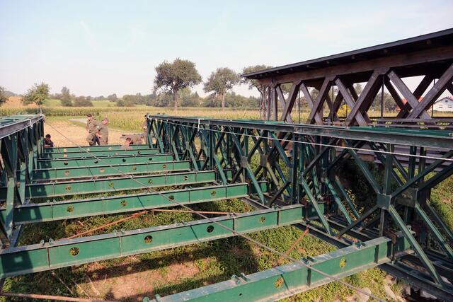 Die erst teilweise eingedeckte Behelfsbrücke. Daneben die gesperrte Holzbrücke.