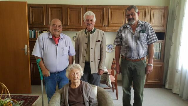 Ehrung von Frau Linizhuber aus Weikendorf zum 106. Geburtstag.
Gratulanten waren: Bgm. Ing. Johann Zimmermann, GFGR+OV Ing. Herbert Zimmermann, GFGR Karl Roswald.