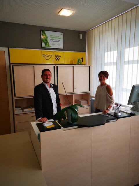 Roman Baur und Marianne Dietrich betreuen die Abholstation.