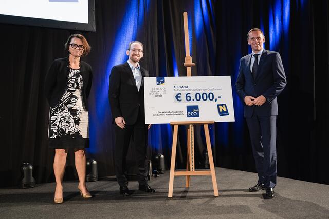 riz up GENIUS 1. Platz geniale Forschung &amp; Entwicklung_Automold: Prok. Angela Stransky (ecoplus, NÖ Wirtschaftsagentur), Thomas Auzinger (IST Austria), LR Jochen Danninger | Foto: Schelberger.at