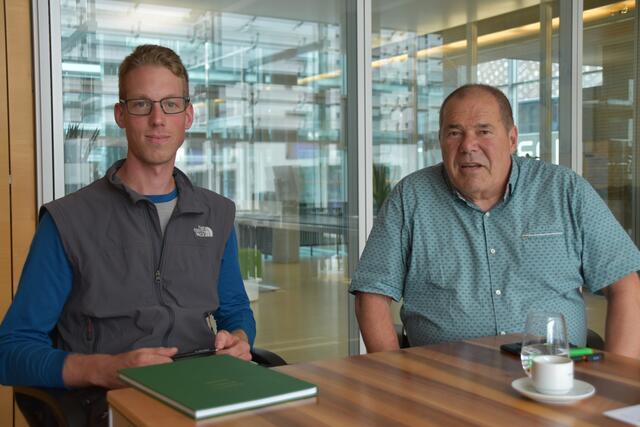 Markus Oberbichler, Förster der Stadtwerke Kufstein, und Stadtwerke-GF Markus Atzl (v.l.) erklärten im Gespräch mit den BEZIRKSBLÄTTERN, wie viel Holz derzeit durch die Stadtwerke im Kaisertal entfernt wird.  | Foto: Barbara Fluckinger