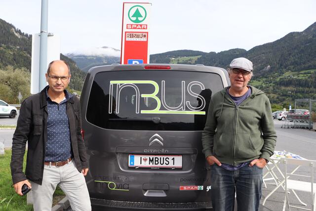 Johannes Ungar (li.) und Johann Berger von "innovia" informierten über das "Inbus" Projekt, das als Unterstützung für armutsgefährdete Erwerbstätige dient. | Foto: Siegele