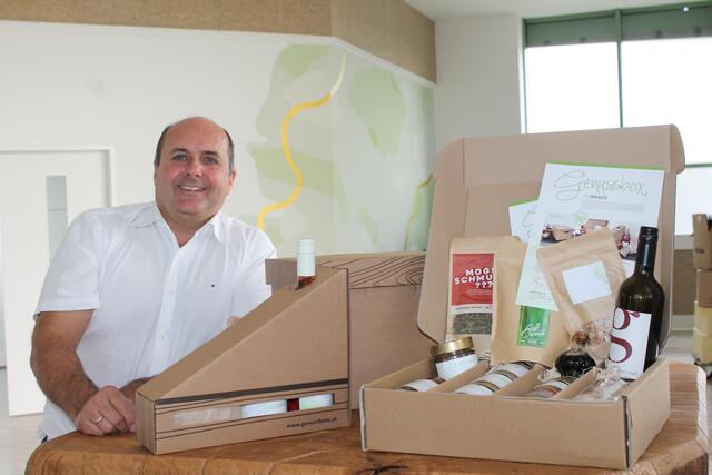 Fritz Strondl mit der Genussbox, in der Schmankerln aus der Region enthalten sind. Befüllbar ist sie je nach Wunsch.