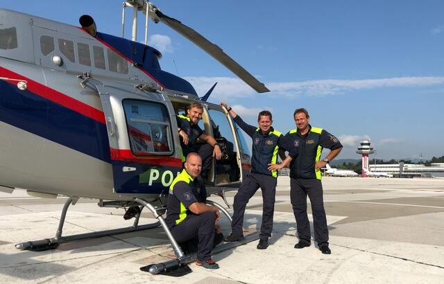 Die Kursteilnehmer Benjamin Struger und Pascal Mühleder mit Chefinspektor Patrick Fritz, Fluglehrer und Bereichsleiter Pilotenausbildung der Flugpolizei, und Chefinspektor Ottmar Karner, Fluglehrer und Leiter der Flugeinsatzstelle Klagenfurt | Foto: BMI/Flugpolizei