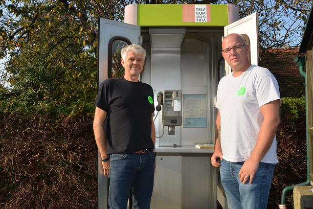 Rund 5.000 Telefonzellen im Osten Österreichs werden von Mitarbeitern der LEO GmbH in Großsteinbach gereinigt. Koordiniert werden sie dabei von Peter Prettenhofer und Alexander Fleck (r.)