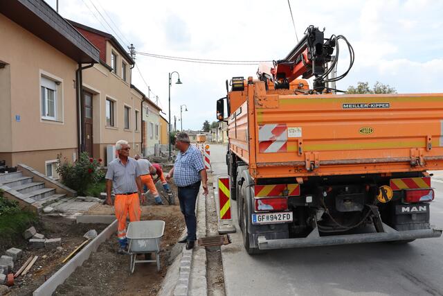 In Engelhartstetten werden Wasserleitung, Kanal, Strom und Internet verlegt und die Straße saniert.
