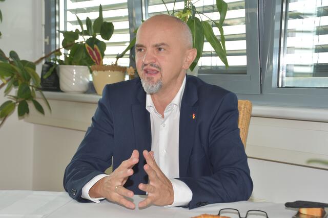 Laut Bildungsdirektor Heinz Zitz werde die Situation bei positiven Tests klassenweise beurteilt, um die Schließung ganzer Schulen zu vermeiden.