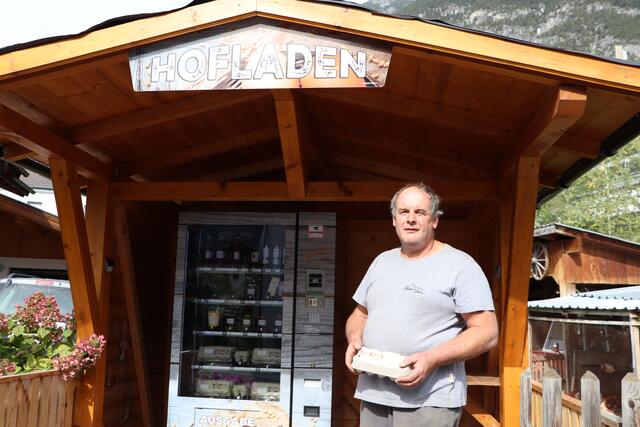 Martin Schmid und seine Familie aus Perjen hatten den ersten Automaten in Tirol, der mit Produkten der eigenen Landwirtschaft befüllt ist.