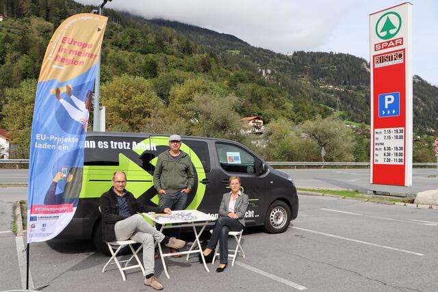 Johannes Ungar und Johann Berger von "innovia" und Michaela Kogler vom Land Tirol informierten im Zuge der Kampagner "Europa in meiner Region" über das EU geförderte "Inbus" Projekt. | Foto: Siegele