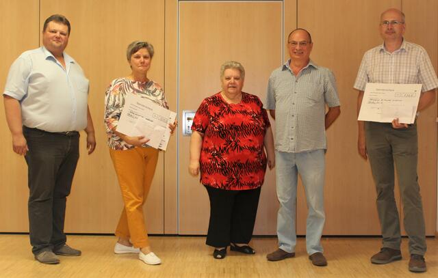 Bei der Spendenübergabe: Bgm. Bernd Strobl, Hannelore Stimpfl von der Sozialinitiative, Helga und Alois Maurer, Feuerwehrkommandant Harald Holemar (von links). | Foto: Gemeinde Ollersdorf