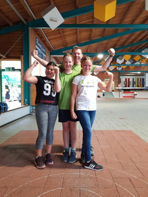 Lena Kienberger, Rebekka Riedler, Jochen Riedler und Theresa Lechner feiern ihren Erfolg in Bad Fischau.