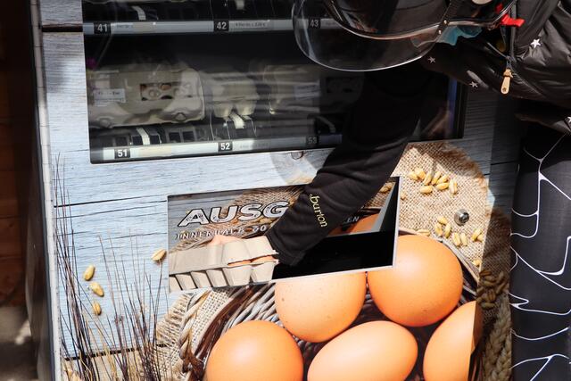Beim Automaten fährt ein Regal zur gewählten Fachnummer hoch, auf das dann das Produkt geschoben wird. So werden die Waren nicht beschädigt.