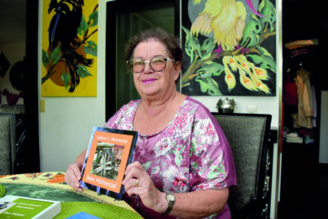 Gudrun E. Meisriemler mit ihrem kürzlich erschienenen Buch "Beim Mühlenrad". Es beinhaltet Sagen, die durch das Gschnitzer Mühlenrad inspiriert worden sind.