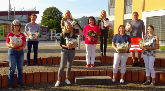 Gertrude Radaelli (10 Jahre), Martha Schoiswohl (10 Jahre), Melanie Rappold (15 Jahre), Gerlinde Grill (15 Jahre), Bgm. Gabriele Dittersdorfer, Helga Lindbichler (30 Jahre), Manuela Klinser (10 Jahre), Gerhard Neudeck (15 Jahre), Evelyn Schöngruber (10 Jahre) (von links)