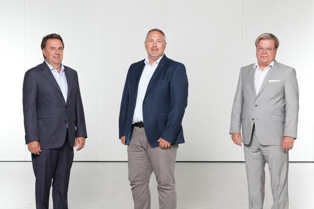 Landesobmann und WKNÖ-Präsident Wolfgang Ecker (li) und WBNÖ-Direktor Harald Servus (re) gratulieren Rudolf Bsteh zur Wahl als Fachgruppen-Obmann.