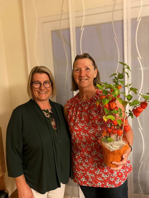 Ulli Wall gratulierte Christine Rudisch, der neuen Ortsparteiobfrau der FPÖ Niederwaldkirchen.