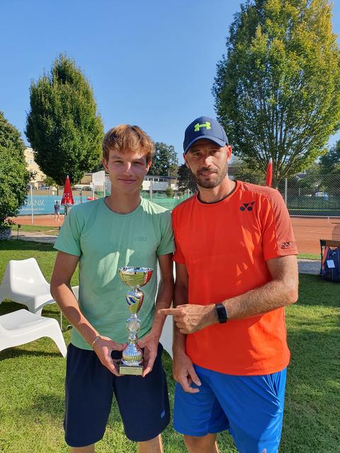 Viktor Hockl mit seinem Trainer Marco Mirnegg.