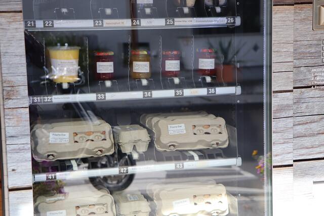 Stets befüllt mit selbst gemachten Bauern-Produkten der Familie Schmid.